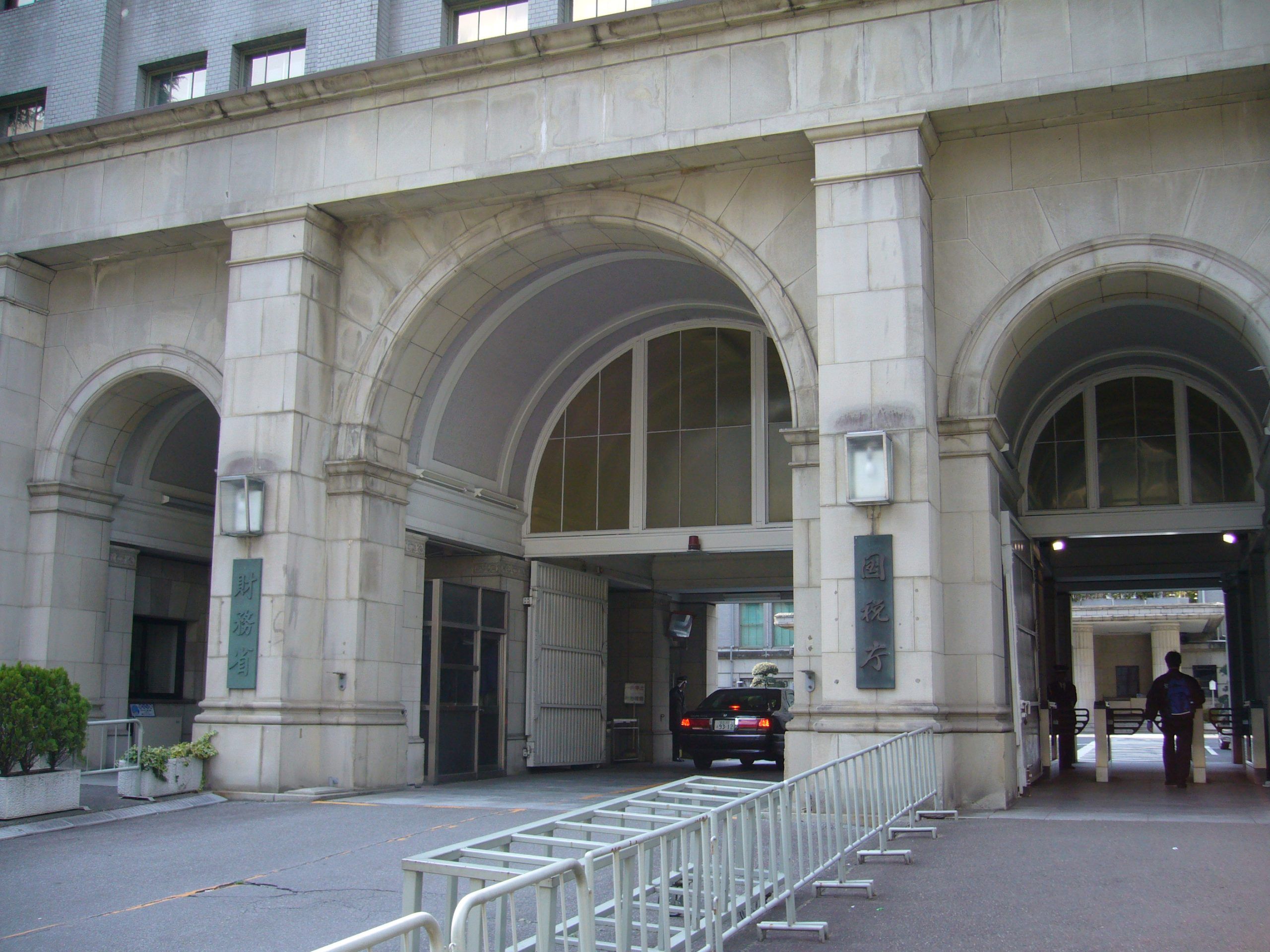 注目ニュース〈財務省出身の首相秘書官交代　宇波弘貴氏から一松旬氏へ〉